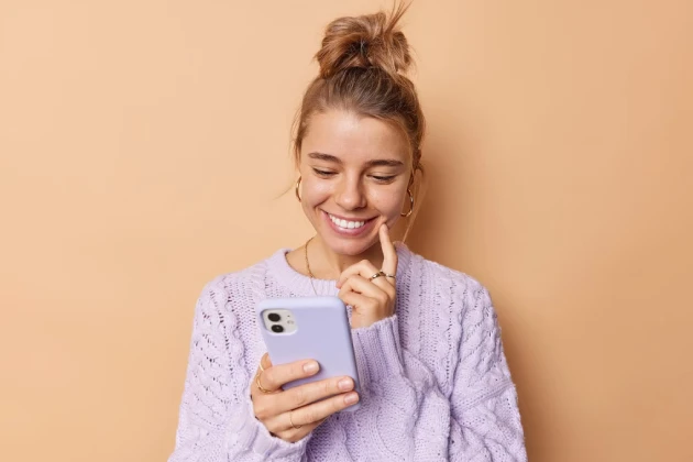 Clienta recibiendo email de publicidad