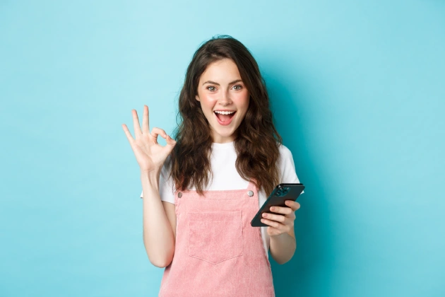 mujer recibiendo email